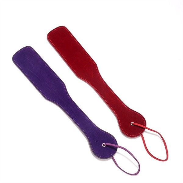Dụng cụ BDSM đánh mông bằng da cán dài 